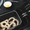 Imagen 5 Freidora eléctrica de 3 litros con filtro de aceite ProFilter y 2400 W. Mantiene el aceite limpio, incluye tapa con ventana y componentes aptos para lavavajillas.
