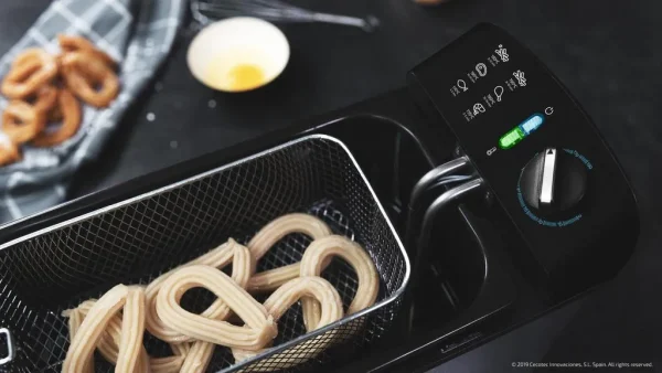 Imagen 5 Freidora eléctrica de 3 litros con filtro de aceite ProFilter y 2400 W. Mantiene el aceite limpio, incluye tapa con ventana y componentes aptos para lavavajillas.