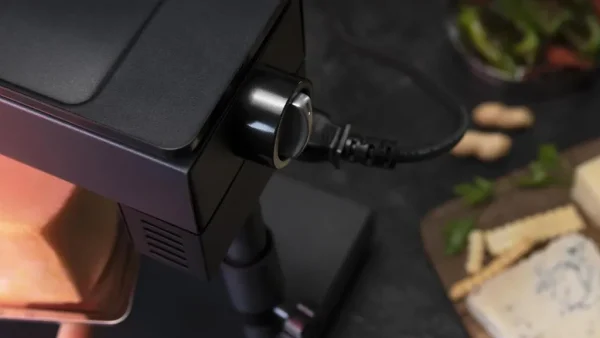 Imagen 4 Raclette Cheese&Grill 6000 Black de 600 W con función grill y acabados en acero inoxidable. Incluye parrilla antiadherente, termostato regulable y espátulas.