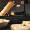 Imagen 6 Raclette Cheese&Grill 6000 Black de 600 W con función grill y acabados en acero inoxidable. Incluye parrilla antiadherente, termostato regulable y espátulas.