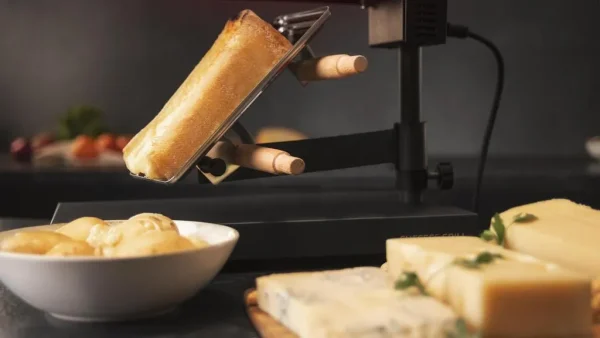 Imagen 6 Raclette Cheese&Grill 6000 Black de 600 W con función grill y acabados en acero inoxidable. Incluye parrilla antiadherente, termostato regulable y espátulas.