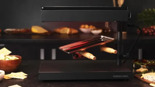 Imagen 7 Raclette Cheese&Grill 6000 Black de 600 W con función grill y acabados en acero inoxidable. Incluye parrilla antiadherente, termostato regulable y espátulas.