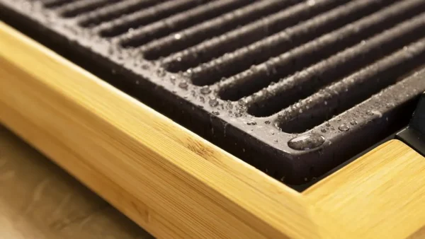 Imagen 4 Plancha de asar eléctrica de 2000 W con estructura de bambú y revestimiento RockStone antiadherente. Superficie grill extraíble apta para lavavajillas.