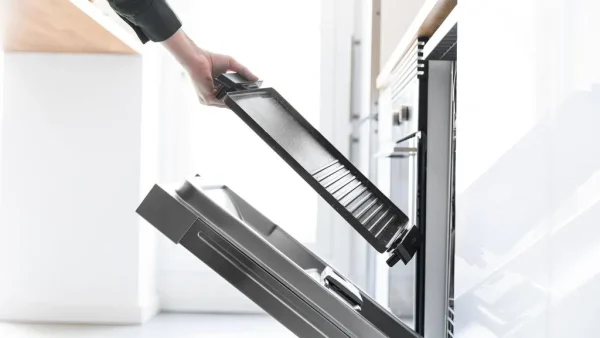 Imagen 5 Plancha eléctrica de 2000 W con acabados inox y superficie mixta. Revestimiento RockStone antiadherente y termostato regulable para una cocina precisa.