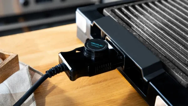 Imagen 4 Plancha de asar eléctrica de 2000 W con acabados en acero inoxidable y superficie grill. Revestimiento antiadherente RockStone y termostato regulable.