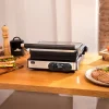 Imagen 3 Parrilla eléctrica de 2000 W con control de temperatura independiente por plancha. Incluye placas extraíbles antiadherentes y apertura completa de 180º.