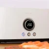 Imagen 4 Tostadora digital beige de 1500 W con 2 ranuras largas extraanchas para 4 tostadas. Incluye soporte para panecillos, 3 funciones, luz LED y control de tiempo.