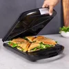 Imagen 5 Sandwichera Rock'nToast Family de 1500 W con capacidad para 4 sándwiches. Acabados en acero inoxidable y revestimiento antiadherente para un tostado perfecto.