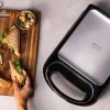 Imagen 6 Sandwichera Rock'nToast Family de 1500 W con capacidad para 4 sándwiches. Acabados en acero inoxidable y revestimiento antiadherente para un tostado perfecto.