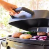Imagen 7 Barbacoa eléctrica CECOTEC PerfectCountry 2000 EasyMove con 2000 W de potencia. Incluye superficie mixta antiadherente, tapa abatible y cómodas ruedas.