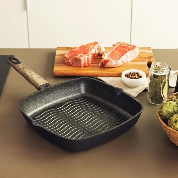 Imagen 3 Grill Polka Excellence 28 cm de aluminio fundido con revestimiento Teflon Profile. Fondo Full Induction indeformable apto para todas las cocinas y lavavajillas.