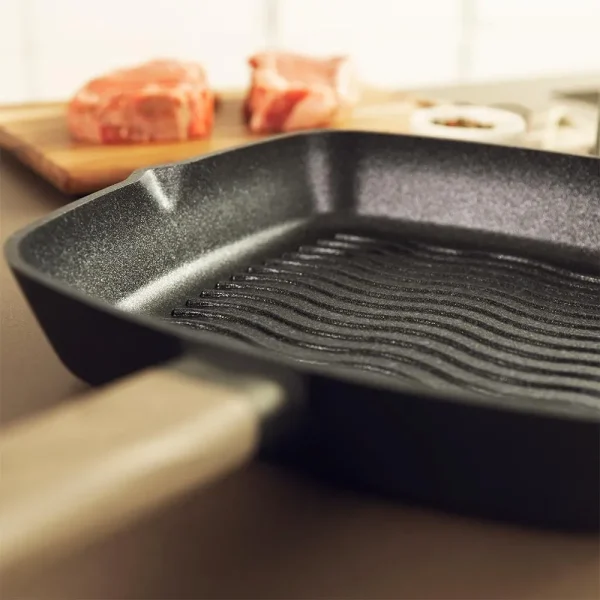 Imagen 4 Grill Polka Excellence 28 cm de aluminio fundido con revestimiento Teflon Profile. Fondo Full Induction indeformable apto para todas las cocinas y lavavajillas.