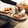 Imagen 6 Grill Polka Excellence 28 cm de aluminio fundido con revestimiento Teflon Profile. Fondo Full Induction indeformable apto para todas las cocinas y lavavajillas.