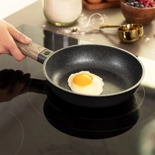 Imagen 5 Sartén de 20 cm Polka Excellence Bucket Force. Fabricada en aluminio fundido con revestimiento antiadherente de alta calidad. Apta para todas las cocinas.