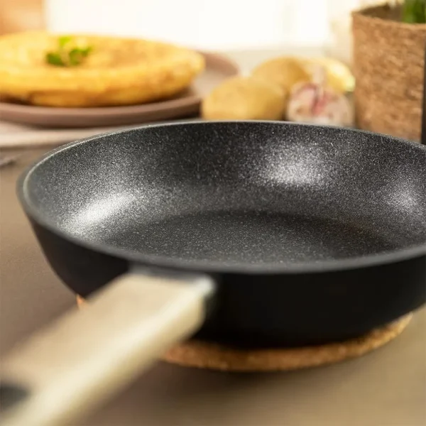 Imagen 4 Sartén de 24 cm en aluminio fundido indeformable con revestimiento antiadherente de alta calidad. Apta para lavavajillas y todo tipo de cocinas, incluida inducción.