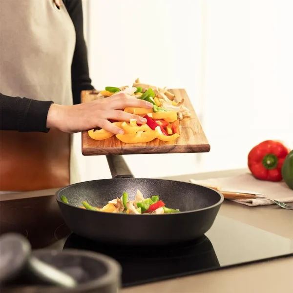 Imagen 5 Sartén de 24 cm en aluminio fundido indeformable con revestimiento antiadherente de alta calidad. Apta para lavavajillas y todo tipo de cocinas, incluida inducción.