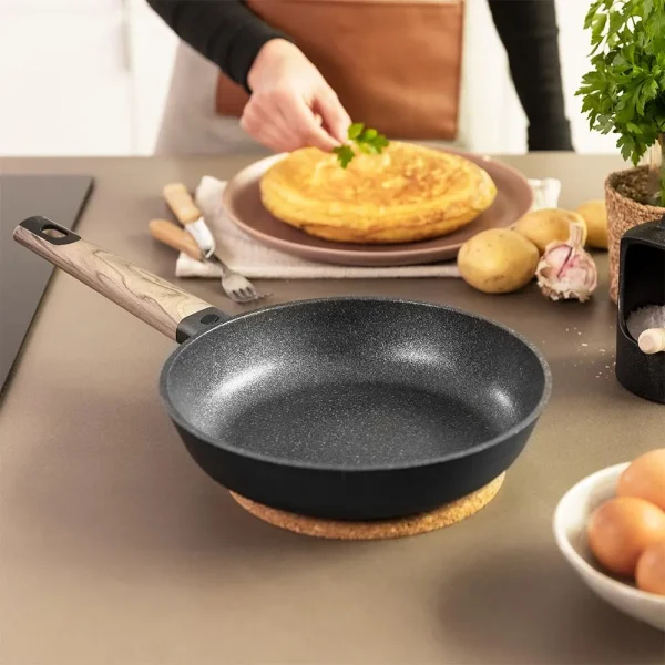 Imagen 3 Sartén Polka Excellence de 28 cm en aluminio fundido. Revestimiento antiadherente superior y fondo indeformable apto para todo tipo de cocinas y lavavajillas.