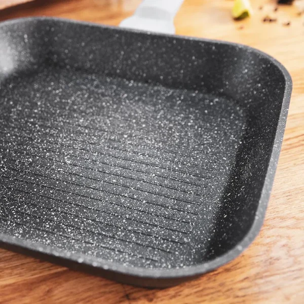 Imagen 4 Grill de 28 cm Polka Exclusive Wood&Rock. Aluminio forjado, antiadherente Teflon Select y mango baquelita tacto frío. Apto para inducción y lavavajillas.