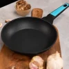 Imagen 6 Sartén Polka Platinum de 22 cm fabricada en aluminio forjado. Revestimiento Teflon Platinum Plus antiadherente de alta calidad. Apta para todas las cocinas.
