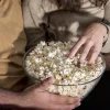 Imagen 6 Palomitero eléctrico de 1200 W con sistema de convección. Elabora palomitas saludables sin aceite en 2 minutos. Incluye cuchara dosificadora y fácil limpieza.