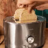 Imagen 5 Tostadora de doble ranura con 850 W y acabado en acero inoxidable. Cuenta con ranuras extraanchas de 3,8 cm, varillas superiores y sistema de autocentrado.
