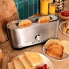 Imagen 6 Tostadora de acero inoxidable de 1050 W con 2 ranuras anchas de 3,8 cm. Incluye soporte para panecillos, anillo luminoso y sistema de autocentrado.