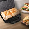 Imagen 5 Sandwichera eléctrica con capacidad para dos sándwiches y placas triangulares. Diseño profundo para rellenos generosos y revestimiento antiadherente RockStone.