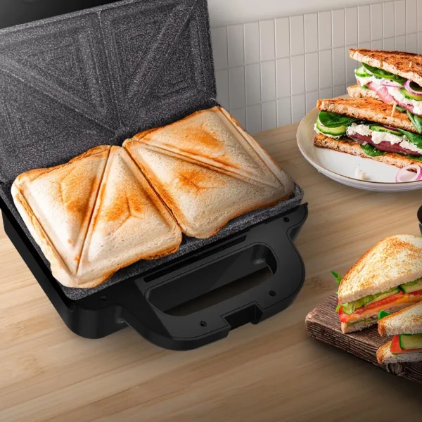 Imagen 5 Sandwichera eléctrica con capacidad para dos sándwiches y placas triangulares. Diseño profundo para rellenos generosos y revestimiento antiadherente RockStone.