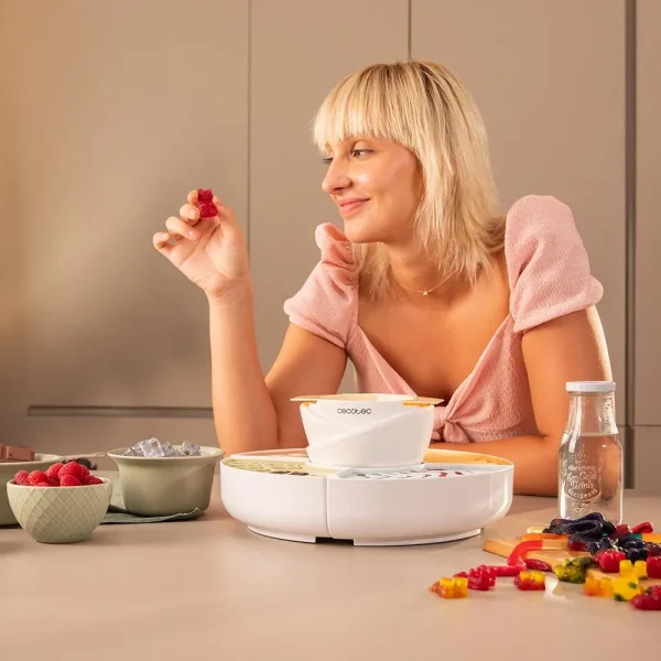 Imagen 7 Máquina de gominolas Fun&Sugar Gummy de 40 W. Incluye 4 moldes de silicona con formas divertidas y recipiente de mezcla calefactable fácil de limpiar.