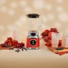 Imagen 3 Batidora de vaso RetroTwist Red de Cecotec con 800 W de potencia, jarra de 1 L y cuchillas de titanio negro. Diseño vintage y eficiencia para tus recetas diarias.