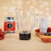 Imagen 7 Batidora de vaso RetroTwist Red de Cecotec con 800 W de potencia, jarra de 1 L y cuchillas de titanio negro. Diseño vintage y eficiencia para tus recetas diarias.