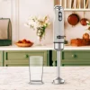 Imagen 7 Batidora de mano Cecotec Power RetroBeige 1200MAX con 1200 W de potencia y diseño retro. Incluye cuchillas de titanio negro y regulador de velocidad preciso.