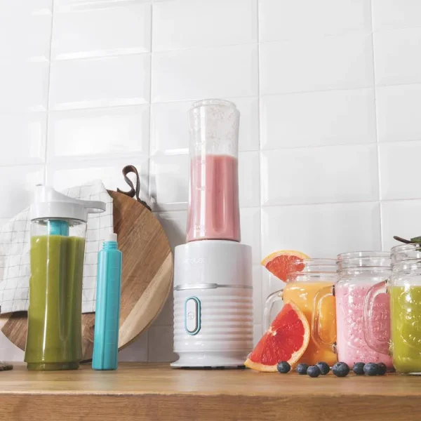 Imagen 3 Batidora de smoothies Cecotec Power Titanium 500 EasyGo con 500 W, 4 cuchillas de titanio negro y vaso portátil de 600 ml para batidos rápidos y sanos.