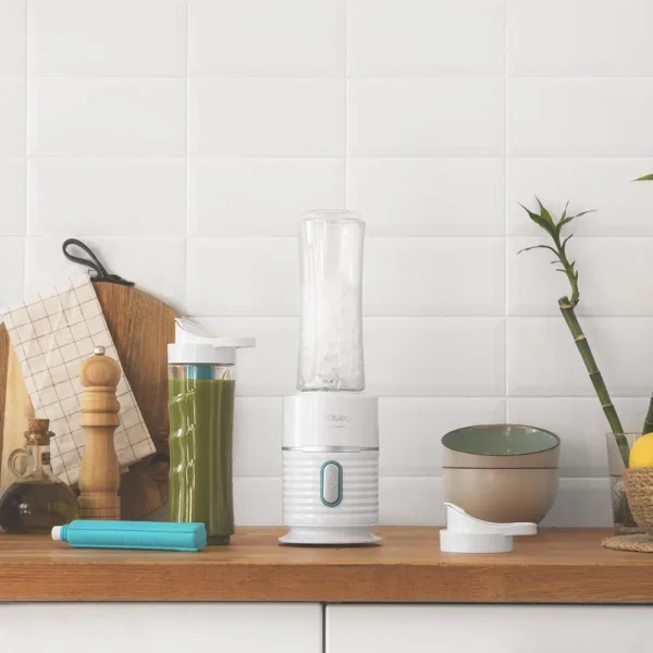 Imagen 7 Batidora de smoothies Cecotec Power Titanium 500 EasyGo con 500 W, 4 cuchillas de titanio negro y vaso portátil de 600 ml para batidos rápidos y sanos.