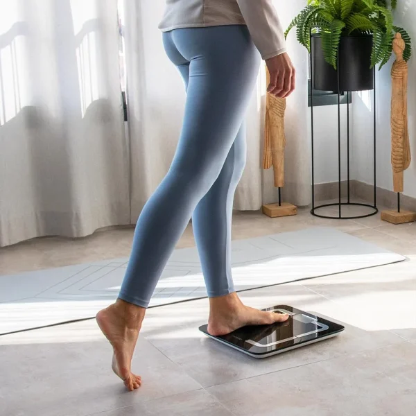 Imagen 5 Báscula de baño digital inteligente Surface Precision 9500 Smart Healthy de Cecotec. Diseñada en cristal templado negro de alta seguridad, pantalla LCD y 180kg.