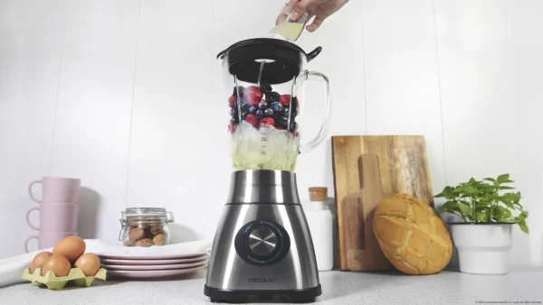 Imagen 8 Batidora de vaso Power Black Titanium 1800 de 1800 W con jarra termorresistente de 2,1 L y cuchillas de titanio negro para batidos y picar hielo perfectos.