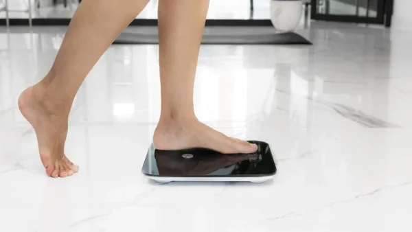 Imagen 5 Báscula de baño inteligente Cecotec Surface Precision 9750 Smart Healthy con bioimpedancia, Bluetooth y cristal templado. Mide 10 parámetros corporales.