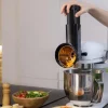 Imagen 3 Accesorio cortador para amasadoras Twist&Fusion. Incluye 3 tambores de acero inoxidable para rallar, cortar y rebanar frutas y verduras con total precisión.