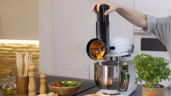 Imagen 3 Accesorio cortador para amasadoras Twist&Fusion. Incluye 3 tambores de acero inoxidable para rallar, cortar y rebanar frutas y verduras con total precisión.