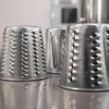 Imagen 5 Accesorio cortador para amasadoras Twist&Fusion. Incluye 3 tambores de acero inoxidable para rallar, cortar y rebanar frutas y verduras con total precisión.