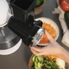 Imagen 6 Accesorio cortador para amasadoras Twist&Fusion. Incluye 3 tambores de acero inoxidable para rallar, cortar y rebanar frutas y verduras con total precisión.
