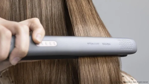 Imagen 5 Plancha de pelo Bamba Ritualcare 890 Titanium con placas de titanio avanzado, temperatura ajustable de 140 a 200 ºC y cable de 3 metros para un alisado profesional.