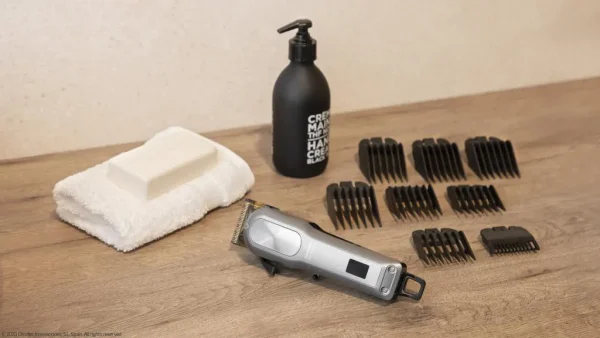 Imagen 4 Cortapelos Bamba PrecisionCare Proclipper Titanium Go con cuchillas de acero inoxidable, batería de litio de 120 min de autonomía y 8 peines guía profesionales.