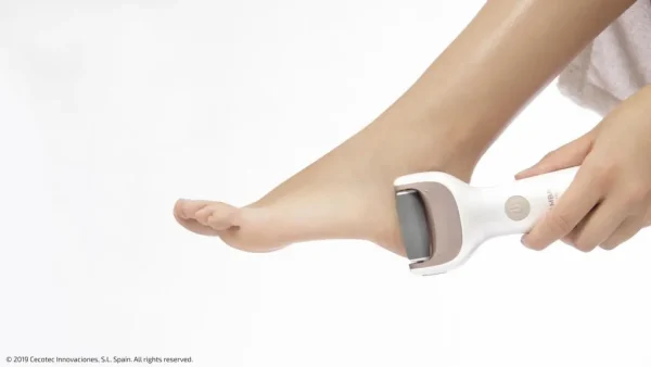 Imagen 4 Lima eléctrica para pies Cecotec Bamba SkinCare Silky con batería de litio. Cuenta con diseño ergonómico, uso inalámbrico o con cable y 2 rodillos distintos.