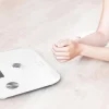 Imagen 3 Báscula de baño EcoPower sin pilas, con superficie de vidrio templado blanco, sensores de alta precisión y pantalla LCD para un control de peso exacto.