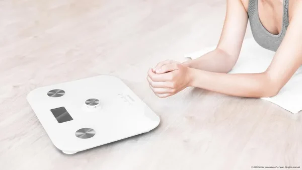 Imagen 3 Báscula de baño EcoPower sin pilas, con superficie de vidrio templado blanco, sensores de alta precisión y pantalla LCD para un control de peso exacto.