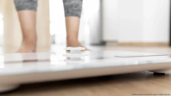 Imagen 8 Báscula de baño Cecotec EcoPower 10200 Smart Healthy White sin pilas. Conexión App, vidrio templado y sensores de alta precisión para un control exacto.