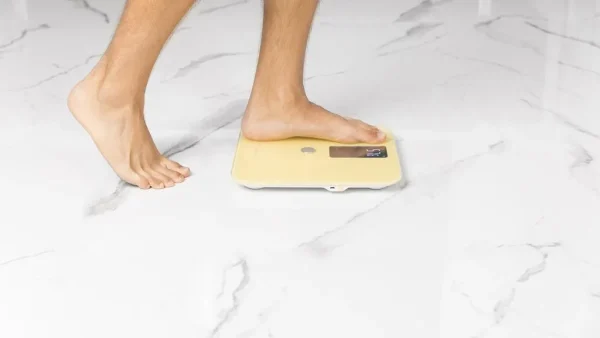 Imagen 5 Báscula de baño inteligente Cecotec Surface Precision 10400 Smart Healthy Vision Yellow. Mide 15 parámetros corporales con bioimpedancia y conexión a App.