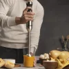 Imagen 3 Batidora de mano Cecotec de 1500 W con pie XL, cuchillas de 4 hojas con recubrimiento de titanio negro y función Turbo para resultados profesionales y rápidos.