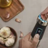 Imagen 5 Batidora de mano Cecotec de 1500 W con pie XL, cuchillas de 4 hojas con recubrimiento de titanio negro y función Turbo para resultados profesionales y rápidos.